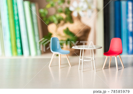 会話イメージ・ミニチュアのテーブルとイス 会話イメージ・ミニチュアのテーブルとイス 78585979