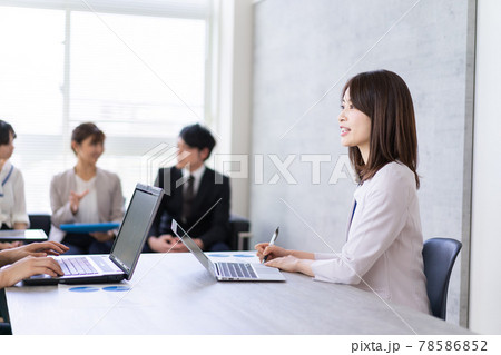 オフィスで仕事をする若いビジネスパーソン 78586852