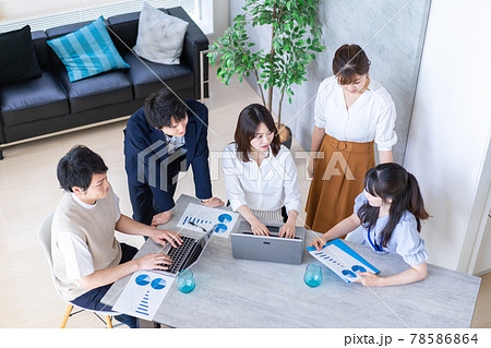 オフィスで仕事をする若いビジネスパーソン オフィスで仕事をする若いビジネスパーソン 78586864