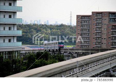 大阪モノレール彩都線の彩都西駅を出発し、下りながら遠ざかる万博記念公園駅に向かう2000系18編成 78586990