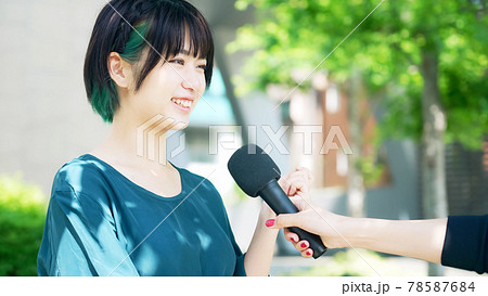 インタビューを受ける女性 78587684