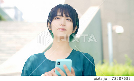 スマホを使う女性 78587685