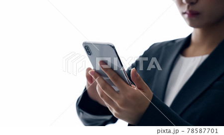 スマホを使う女性 シルエット スマホを使う女性 シルエット 78587701