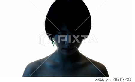 目を閉じる女性　シルエット 78587709