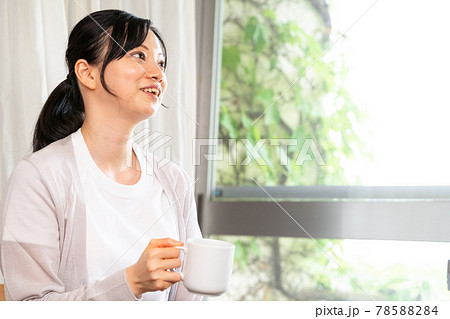 コーヒーを飲んで休憩するサマーカーディガンを着た女性 コーヒーを飲んで休憩するサマーカーディガンを着た女性 78588284