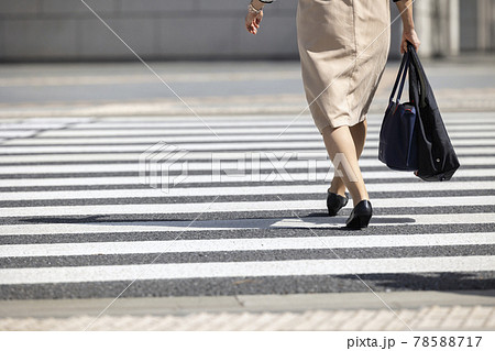 横断歩道を渡る女性の足元 78588717