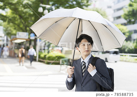 日傘をさした若いビジネスマン　日傘男子　イメージ 78588735