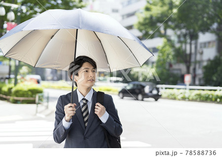 日傘をさした若いビジネスマン 日傘男子 イメージ 日傘をさした若いビジネスマン 日傘男子 イメージ 78588736