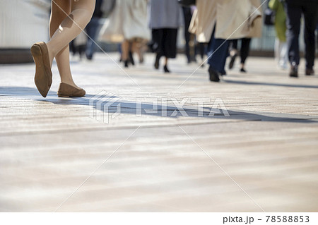 通勤する女性の後ろ姿の足元 78588853