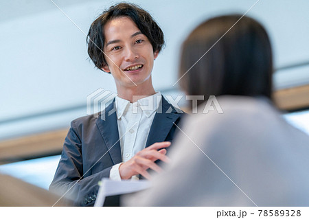 営業　相談　契約　説明　販売　運用　相続　投資　カジュアル　接客　来客　打合せ 78589328