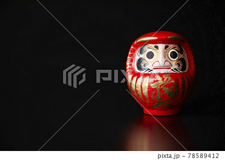 黒背景のだるま 78589412