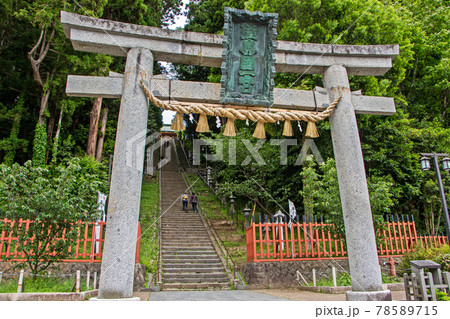 鹽竈神社の表参道の階段と鳥居 78589715