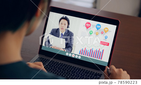 オンライン授業を受ける女性　テレワーク　ウェビナー 78590223