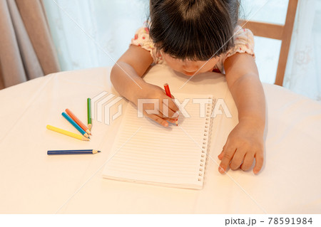 おえかき 色えんぴつ カラフル 女の子 おうち時間 おえかき 色えんぴつ カラフル 女の子 おうち時間 78591984