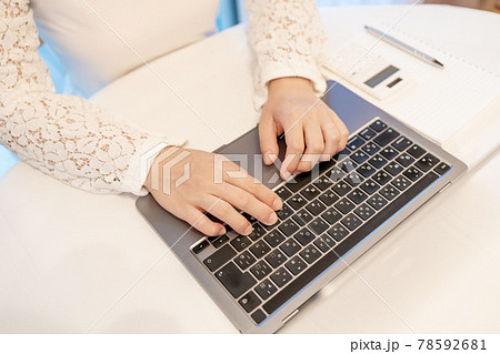パソコン ノートパソコン キーボード タイピング テレワーク リモートワーク 在宅ワーク 女性 パソコン ノートパソコン キーボード タイピング テレワーク リモートワーク 在宅ワーク 女性 78592681