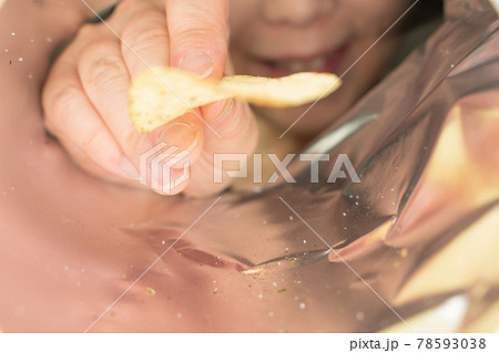 ポテトチップスを食べる女性、袋の中 ポテトチップスを食べる女性、袋の中 78593038