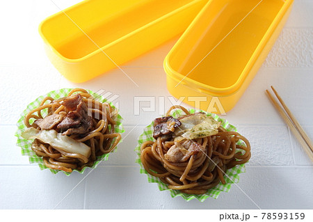 作り置きおかずをお弁当箱に詰める 焼きそば 作り置きおかずをお弁当箱に詰める 焼きそば 78593159