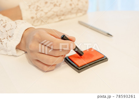 印鑑　朱肉　押印　捺印　女性 78593261