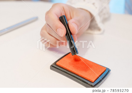 印鑑 朱肉 押印 捺印 女性 印鑑 朱肉 押印 捺印 女性 78593270