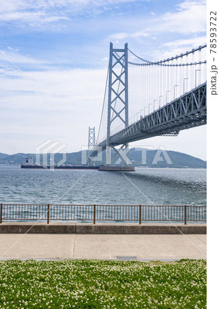 夏の神戸舞子公園から見た明石海峡大橋と淡路島 78593722