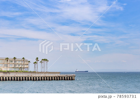 夏に神戸市舞子のアジュール舞子を舞子公園から望む 78593731