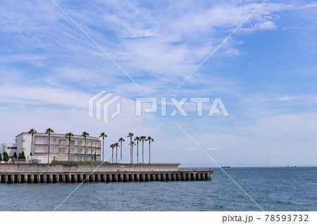 夏に神戸市舞子のアジュール舞子を舞子公園から望む 78593732