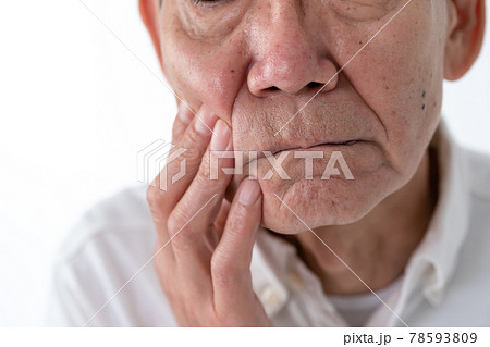 シニア男性　顔　口元 78593809