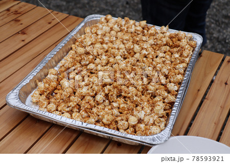 アウトドアで作ったポップコーン 78593921