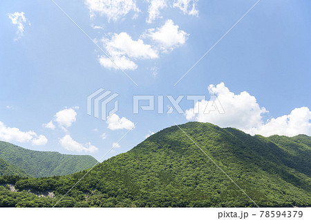 栃木県那須、深山ダム周辺の山の風景 78594379
