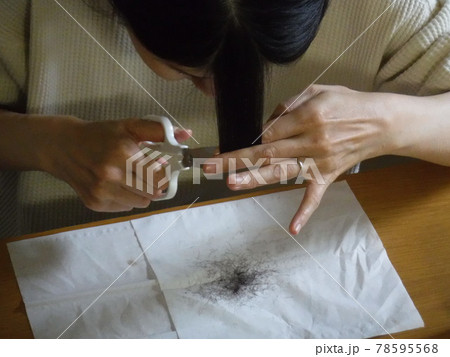 セルフで前髪を切る人 〜Cutting myself bangs セルフで前髪を切る人 〜Cutting myself bangs 78595568
