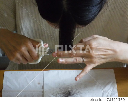 セルフで前髪を切る人　〜Cutting myself bangs 78595570