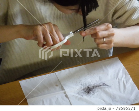 セルフで前髪を切る人　〜Cutting myself bangs 78595571