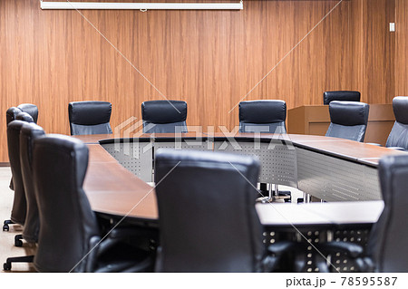 重厚感のある会議室の写真素材