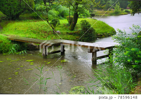 衆楽園の曲水に架かる八ツ橋と園内の風景 岡山県津山市 衆楽園の曲水に架かる八ツ橋と園内の風景 岡山県津山市 78596148