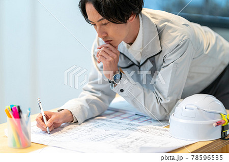 図面と現場を照合する工事監理者 78596535