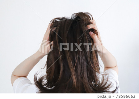 髪の毛を触る女性 78596662