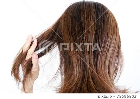 髪の毛を触る女性 髪の毛を触る女性 78596802