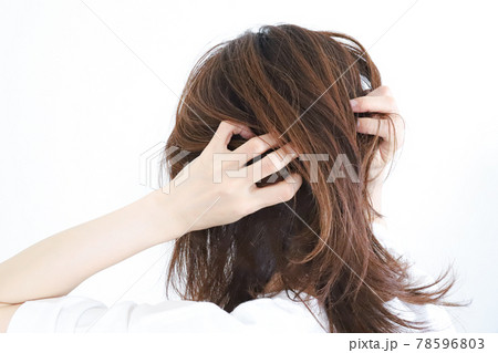 髪を触る女性 78596803
