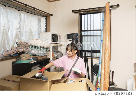 散らかった部屋の片付けをする女性作業員 散らかった部屋の片付けをする女性作業員 78597233