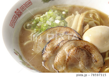 炙りチャーシューや味玉、メンマや万能葱が入ってる熱々の豚骨醤油ラーメンを白背景で撮影 78597315