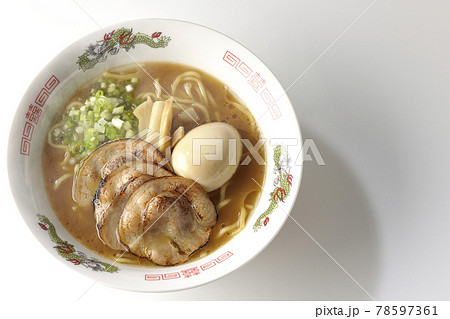 炙りチャーシューや味玉、メンマや万能葱が入ってる熱々の豚骨醤油ラーメンを白背景で俯瞰撮影 炙りチャーシューや味玉、メンマや万能葱が入ってる熱々の豚骨醤油ラーメンを白背景で俯瞰撮影 78597361