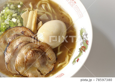 炙りチャーシューや味玉、メンマや万能葱が入ってる熱々の豚骨醤油ラーメンを白背景で俯瞰撮影 炙りチャーシューや味玉、メンマや万能葱が入ってる熱々の豚骨醤油ラーメンを白背景で俯瞰撮影 78597380