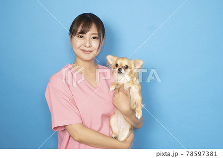犬を抱く女性獣医師 78597381