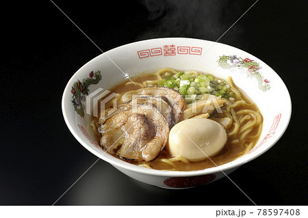 炙りチャーシューや味玉、メンマや万能葱が入ってる熱々豚骨醤油ラーメンを黒背景で撮影 炙りチャーシューや味玉、メンマや万能葱が入ってる熱々豚骨醤油ラーメンを黒背景で撮影 78597408