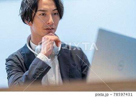 動画・映像クリエイター 男性　ノートパソコン　映像制作 78597431