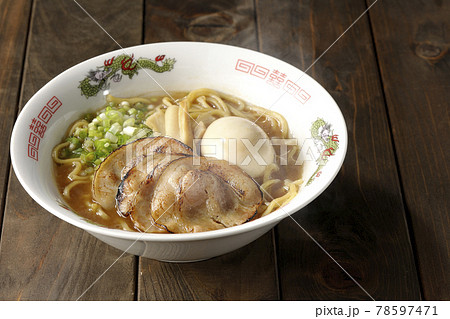 炙りチャーシューや味玉、メンマや万能葱が入ってる熱々の豚骨醤油ラーメン 78597471