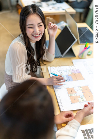 住宅の間取り図面を見ながら打ち合わせをする女性二人 ビジネスシーン 住宅の間取り図面を見ながら打ち合わせをする女性二人 ビジネスシーン 78597639