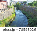 住宅街を流れる白子川 78598026