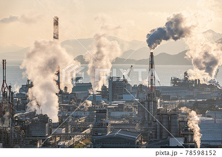 太陽に照らされるコンビナート 78598152