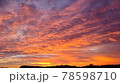 夕焼けで真っ赤に染まる雲 78598710